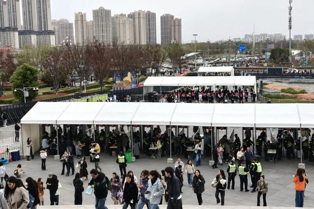 开云-近6万名观众来金牛观赛观演，五粮液文体中心迎来今年首个双馆同开|五粮液文化体育中心|中超|金牛区|中超联赛|成都蓉城_新浪体育_新浪新闻